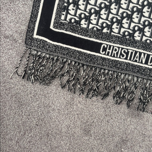 Dior scarf 🧣 - Picture 4 of 5